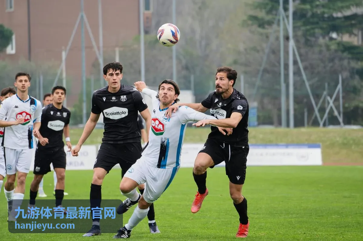 电竞比赛现场画面与九游体育赛事栏目标志
